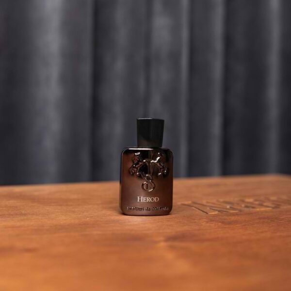 عطر مردانه Parfums de Marly Herod Brandini: آمیزه‌ای غنی از توتون و وانیل با رایحه‌ای گرم و نافذ